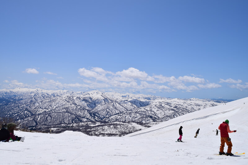 月山観光開発「他のスキー場が終了する4月スキー場開きし、夏場の7月上旬ころまでお楽しみいただけます。また、7月以降は登山客が多く訪れます。」