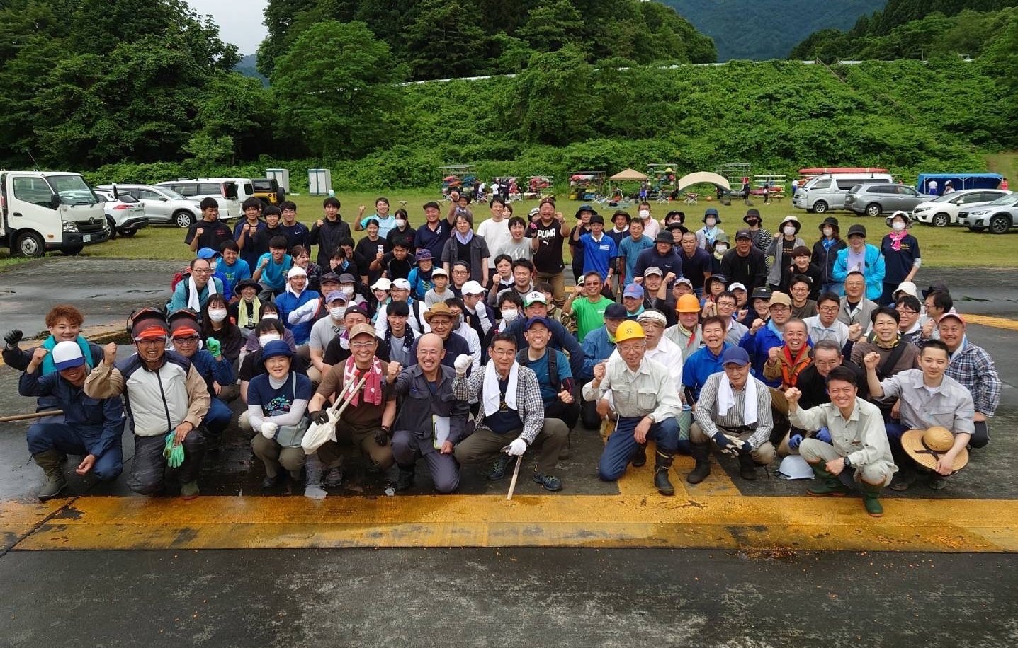 ユトリアグループ社員有志が山形県西川町を訪れ、町民とともに清掃活動を実施（ゴミ拾い、草刈等）その際の集合写真です。